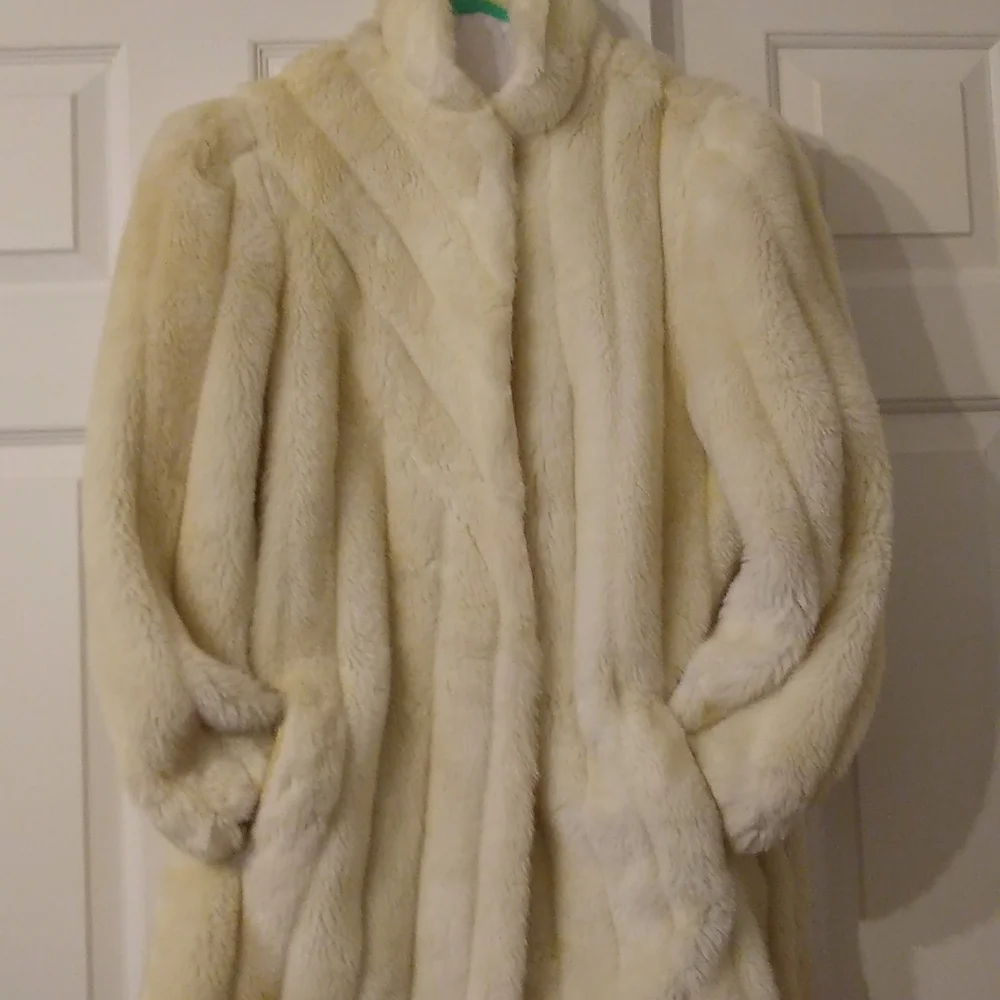 Lintage Off-White Faux Fur Coat - sz 15/16 - NOT Included in Bundling Sale - Picture 4 of 14